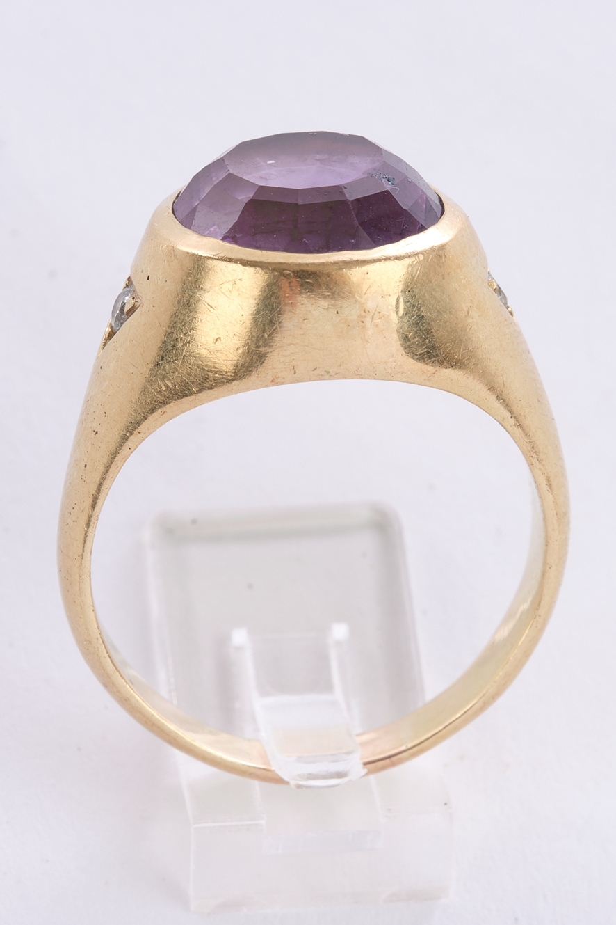 Herrenring, GG 750, Amethyst, seitlich je ein Brillant zusammen. 0.05 ct., Gesamtgewicht ca. 12.8 g - Image 3 of 3