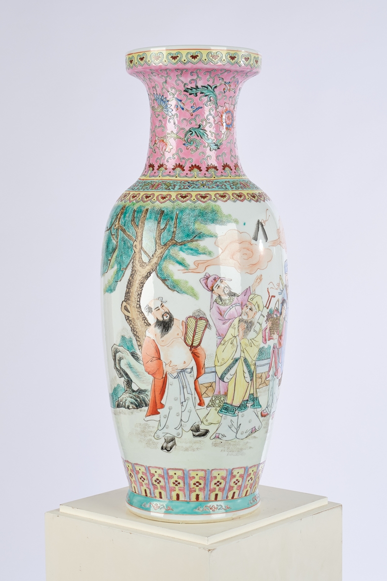 Vase, China, neuzeitlich, Porzellan, Balusterform, polychrom, schauseitig acht Unsterbliche unter B