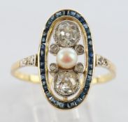 Ring, GG 750, 1 zentrale Perle, 2 große Altschliffdiamanten zus. ca. 0.70 ct., 8 Diamantrosen, umru