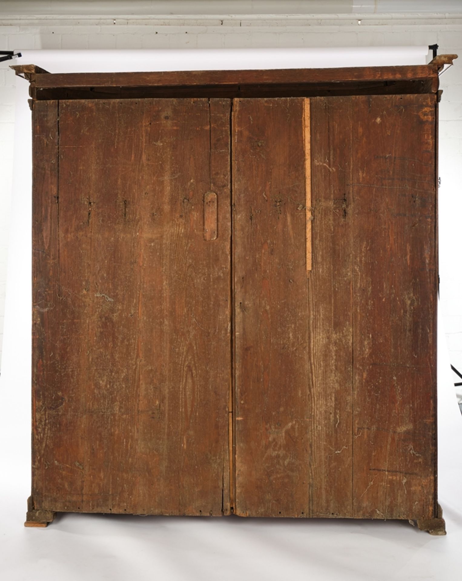 Pilasterschrank, Raum Bodensee / Schweiz, um 1700/1720, Nussbaum furniert auf Weichholz, zweitürige - Bild 5 aus 5