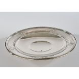 Platte, Silber 925, 20. Jh., Lorbeerrand, Fahne mit reliefierten Medaillons, gemuldeter Spiegel, au