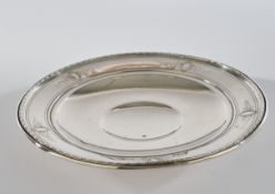 Platte, Silber 925, 20. Jh., Lorbeerrand, Fahne mit reliefierten Medaillons, gemuldeter Spiegel, au