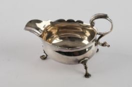 Saucière, Silber 925, London, 1759, Thomas Mann, passiger Rand, hochgezogener C-Henkel mit Blattzie