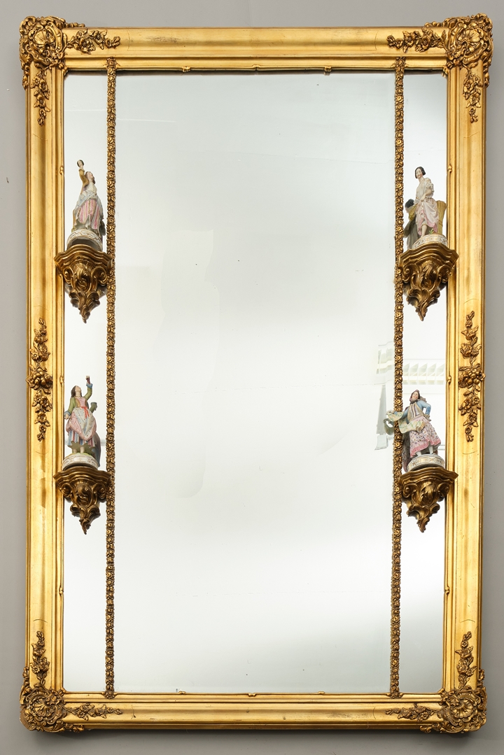 Großer Wandspiegel mit 4 Porzellanfiguren im barocken Stil, 19. Jh., Holzrahmen mit reichem florale