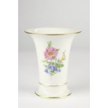 Vase, Meissen, Schwertermarke, Blume 3, bunt, Goldlinien, Goldrand, Trompetenform, 16.3 cm hoch