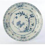 Platte, Fayence, wohl Delft 18. Jh., ungemarkt, blauer Chinoiseriedekor mit Kiefer und Päonie auf L