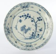 Platte, Fayence, wohl Delft 18. Jh., ungemarkt, blauer Chinoiseriedekor mit Kiefer und Päonie auf L