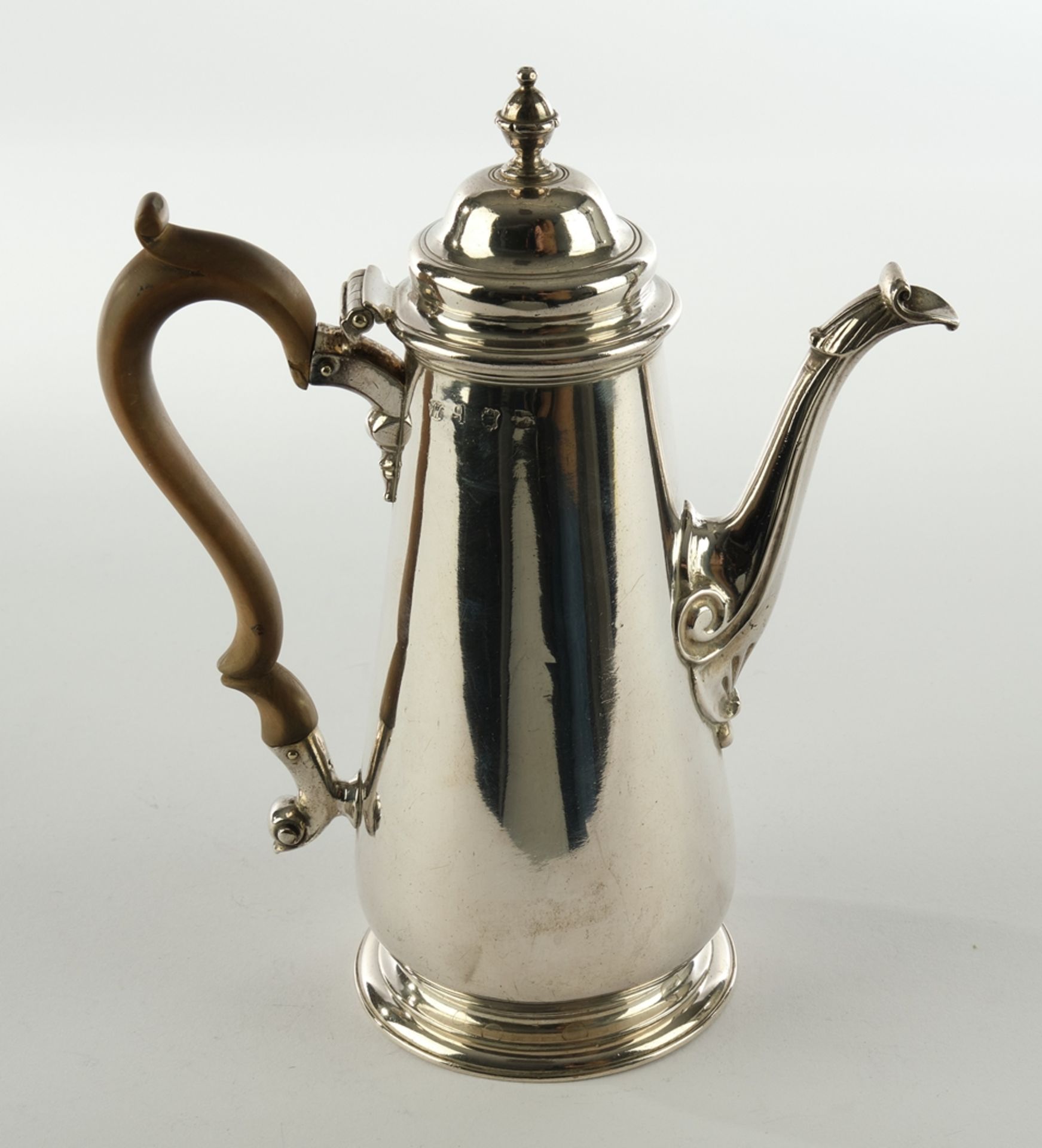 Kaffeekanne, Silber 925, London, 1751, konisches, glattes Gefäß auf getrepptem Rundfuß, Ausguss mit - Bild 2 aus 3