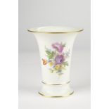 Vase, Meissen, Schwertermarke, 1. Wahl, Bukett, bunt, Goldlinien, Goldrand, Trompetenform, 16.8 cm