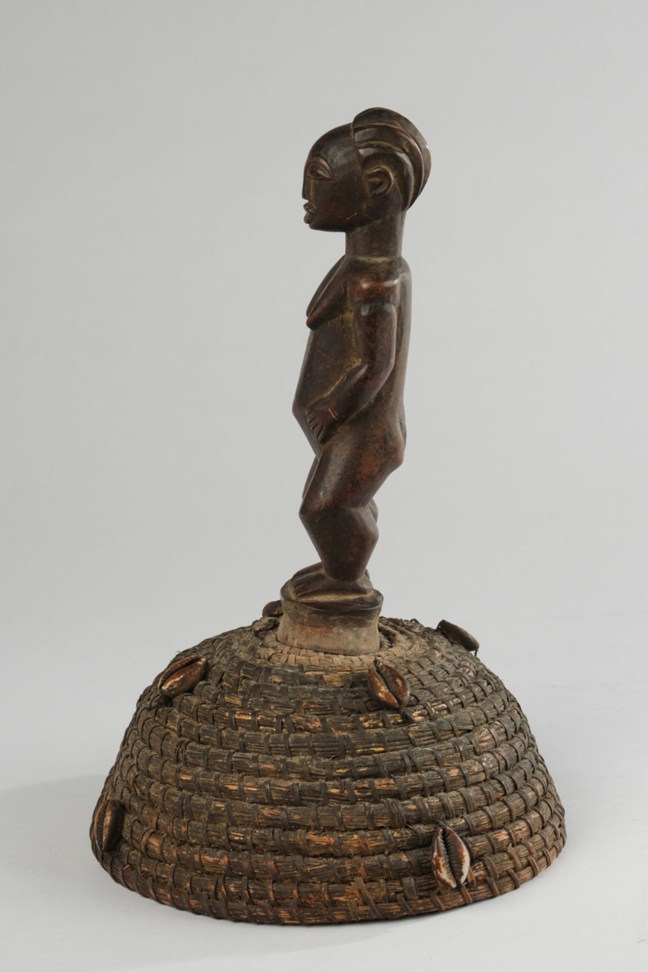 Tanzaufsatz, Luba, Kongo, Afrika, stehende weibliche Figur aus Holz auf Kappe aus Pflanzenfasern mi - Image 4 of 4