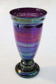 Fußvase, Jugendstil, 1920er Jahre, Glas, violett und grün irisierend, 21.4 cm hoch, Mündung beschli