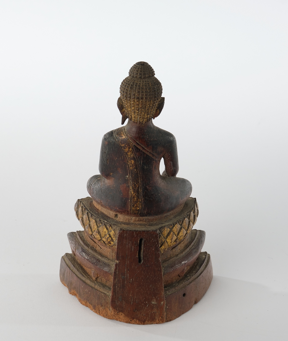 Buddha Amida, Südostasien, 19./20. Jh., Holz, geschnitzt, stellenweise vergoldet. 15 cm hoch, gerin - Image 3 of 4