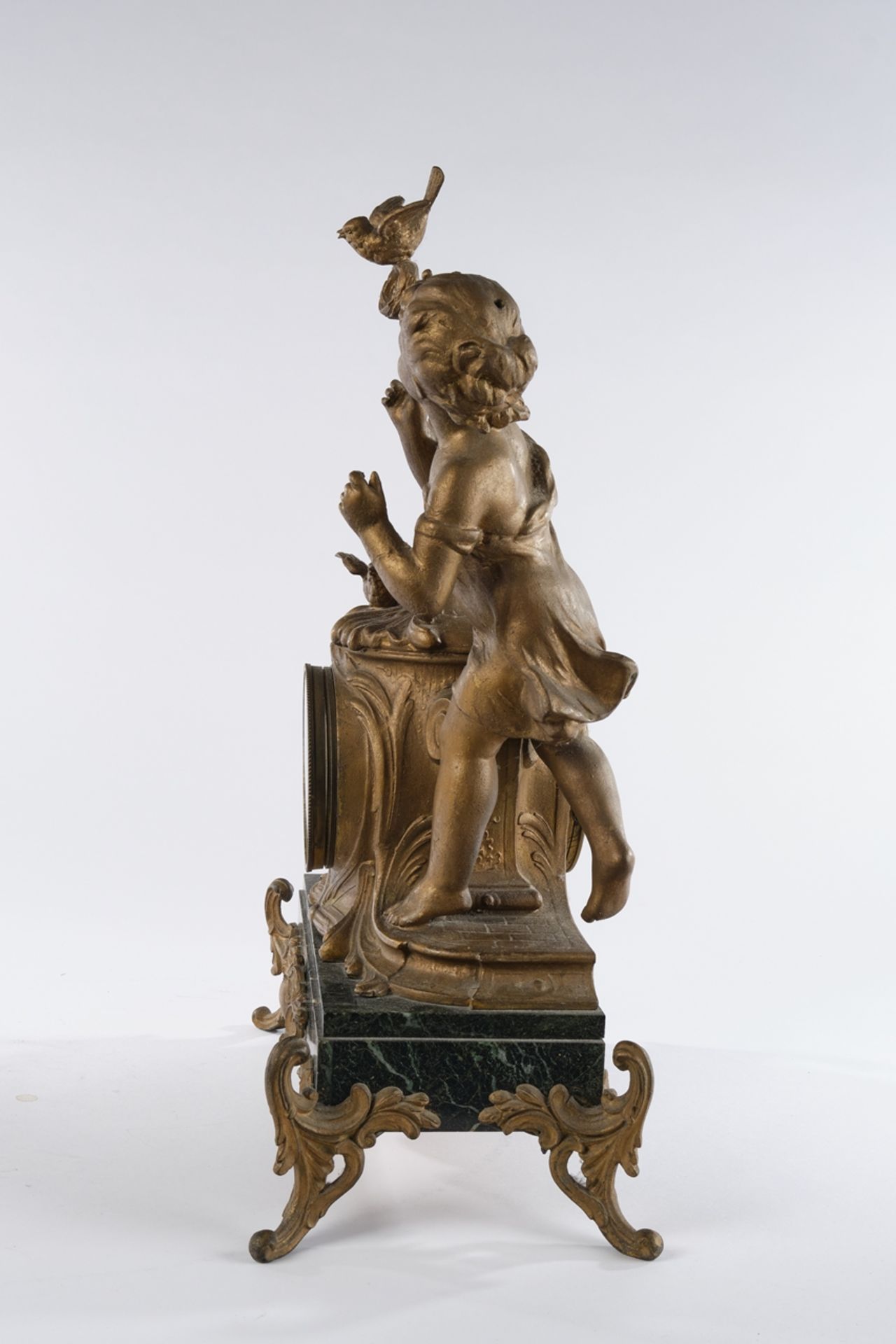 Figurenpendule, "Knabe mit Vogelnest", Frankreich, um 1870, Zinkguss, bronziert, Marmorsockel auf F - Bild 2 aus 6