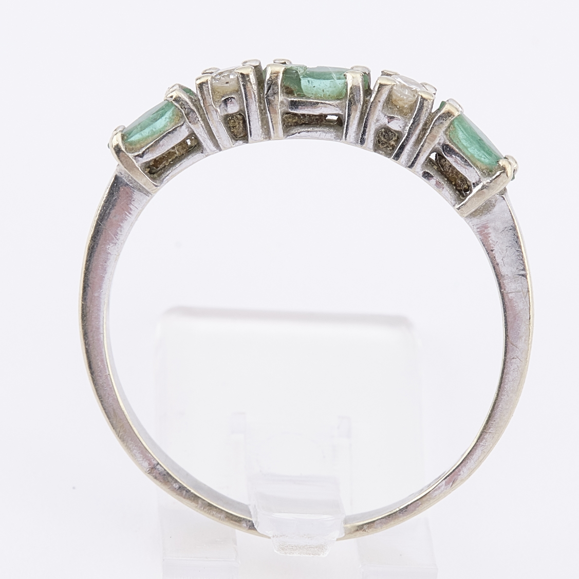 Ring, WG 585, 3 Smaragde, 2 Brillanten ca. 0.06 ct., ca. 1.73 g, RM 14 - Image 3 of 3