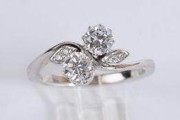 Ring, WG 585, 2 Diamanten zus. ca. 1.0 ct., etwa tw/si, Brillantschliff, 4 Diamanten zus. ca. 0.04 