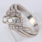 Ring, WG 585, 3 Brillanten, 12 kleine Brillanten, zus. ca. 0.30 ct., 7 g, RM 17