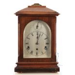 Bracket-Clock, deutsch, um 1900, Mahagonigehäuse, Tragegriff, silberfarbenes Zifferblatt, obere Sch
