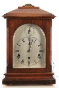 Bracket-Clock, deutsch, um 1900, Mahagonigehäuse, Tragegriff, silberfarbenes Zifferblatt, obere Sch