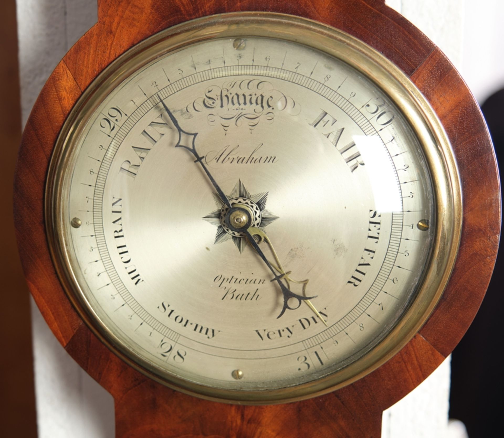 Barometer, England, 19. Jh., Mahagoni, mit Sprenggiebel und bekrönender Ziervase aus Messing, bezei - Bild 2 aus 3