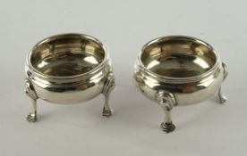 Paar Gewürzschalen, Silber, rund, auf drei Füßen, 4 cm hoch, ø 5.5 cm, zus. ca. 150 g, Alters- und 