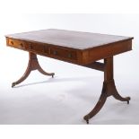 Partners Desk, England, Regency-Stil, um 1930, Mahagoni, Platte mit goldgeprägter Lederauflage sowi