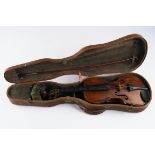Violine, mit Bogen und Koffer, Länge 60 cm, Alters- und Gebrauchsspuren, eine Saite lose