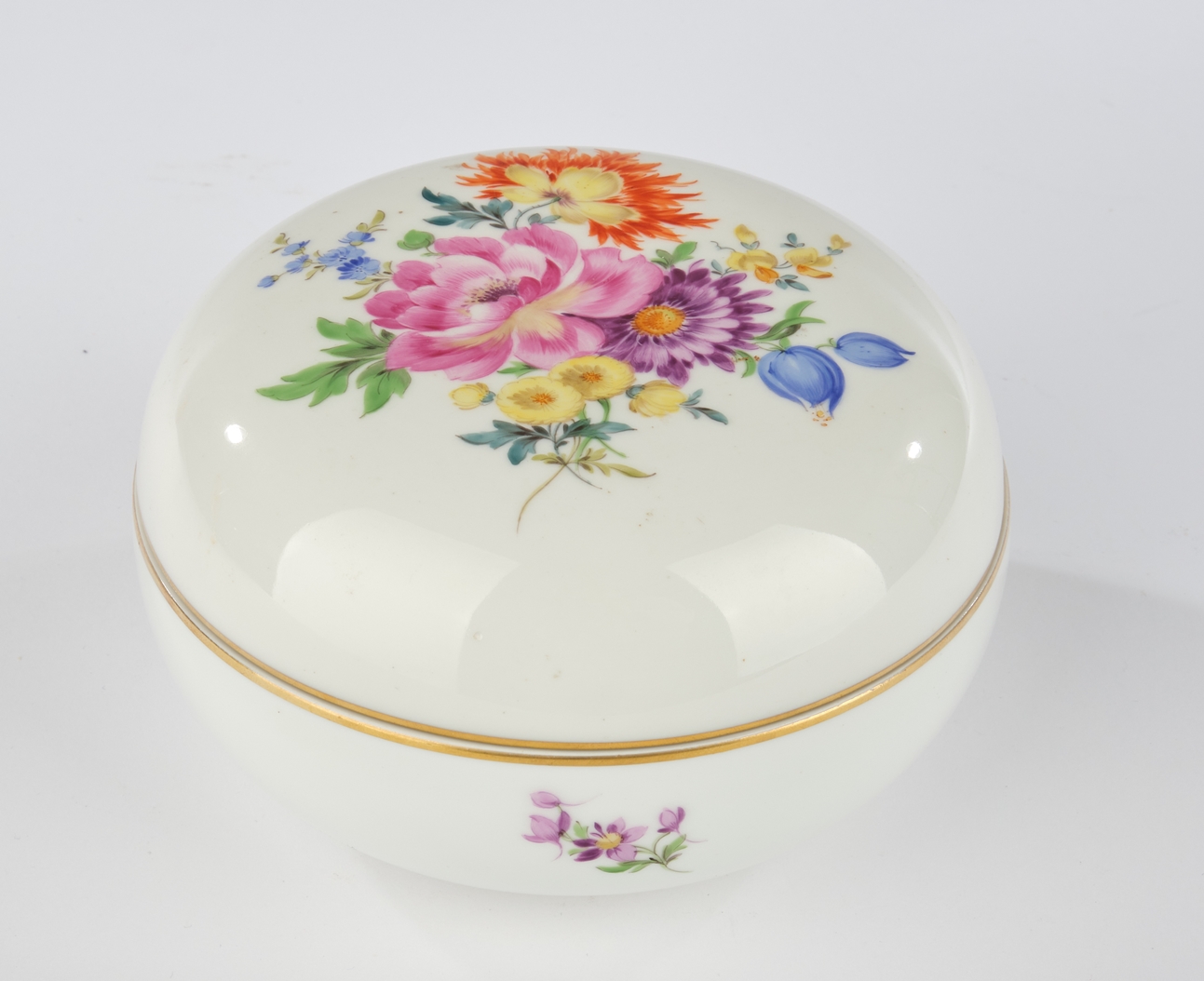 Deckeldose, Meissen, Schwertermarke, 2. Wahl, buntes Blumenbukett, Goldrand, 9.5 cm hoch, ø 15.5 cm