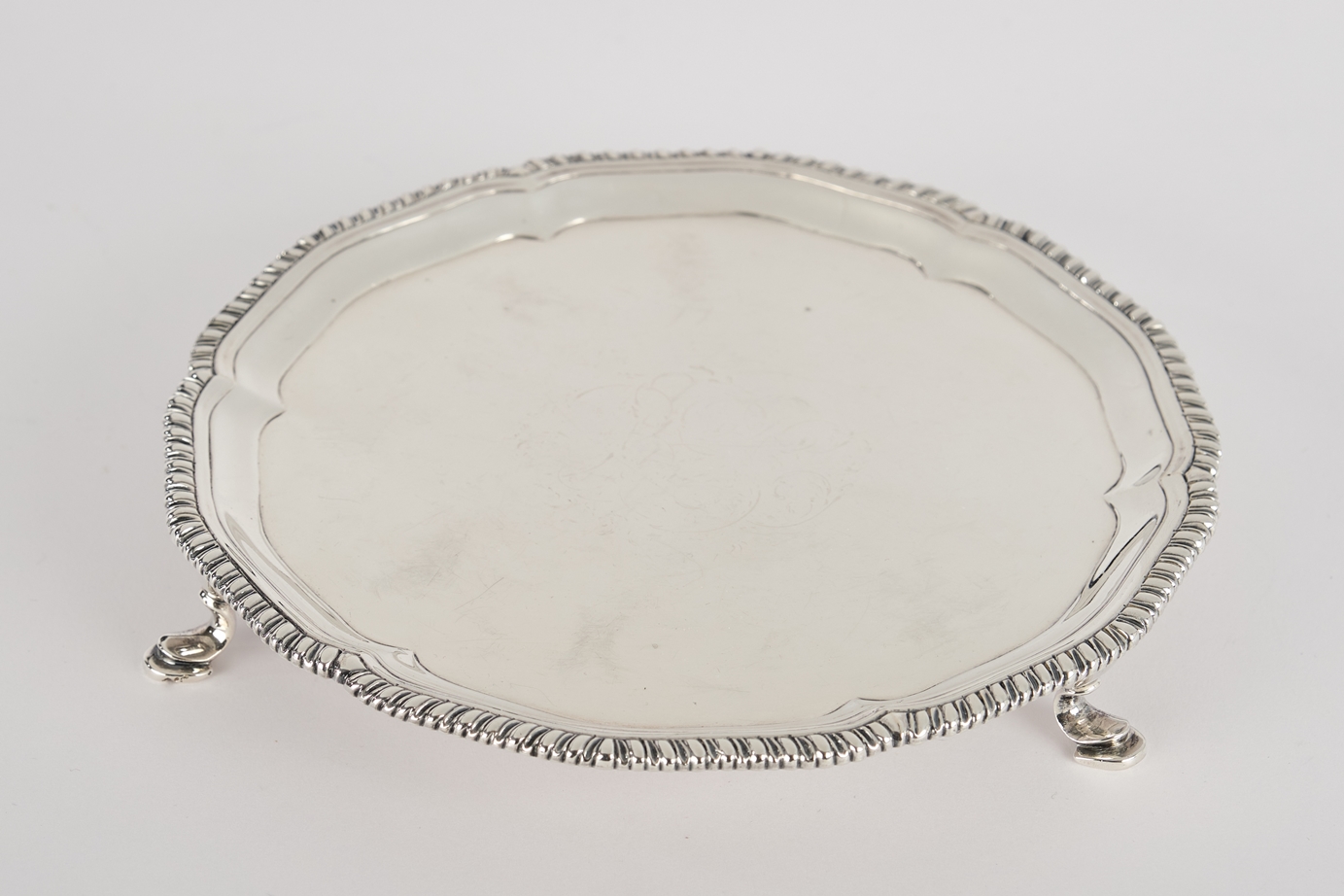 Salver, Silber 925, London, 1771, Meistermarke I.C, passiger Rand mit Zungenprofil, auf drei Füßen,