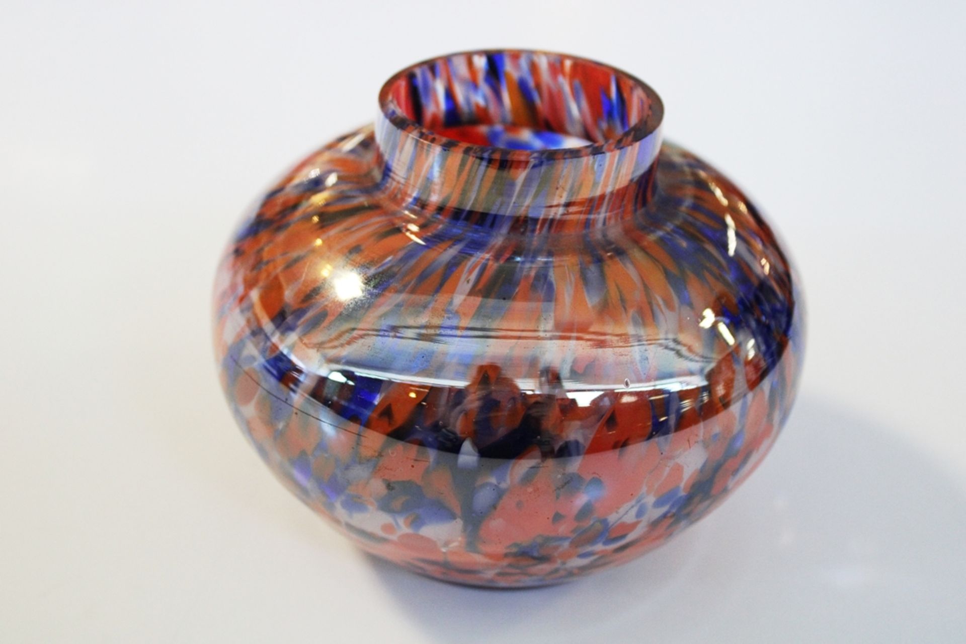 Vase, Murano, 20. Jh., farbloses Glas, Rot, Weiß und Blau gesprenkelt hinterfangen, 11.5 cm hoch, H - Bild 2 aus 2