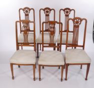 4 + 2 Stühle, England, um 1900, Mahagoni, Fadeneinlagen, durchbrochen gearbeitetes Lehndekor, Sitzp