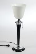 Mazda-Tischlampe, Art Déco, 2. H. 20. Jh., tulpenkelchiger Schirm aus Milchglas auf schwarzem Schaf