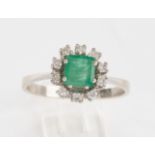 Smaragdring, GG 585, 10 Brillanten zus. ca. 0.25 ct., 1 rechteckiger Smaragd, 3.4 g, RM 20