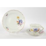 Tasse, Untertasse, Kuchenteller, Meissen, Schwertermarke, 4. Wahl, bunte Blumen, Goldrand, 6.8 cm h