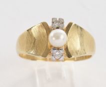 Ring, GG 585, Perle 5.3 mm, 2 Brillanten zus. ca. 0.08 ct., 7 g, RM 27