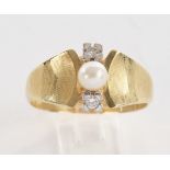 Ring, GG 585, Perle 5.3 mm, 2 Brillanten zus. ca. 0.08 ct., 7 g, RM 27