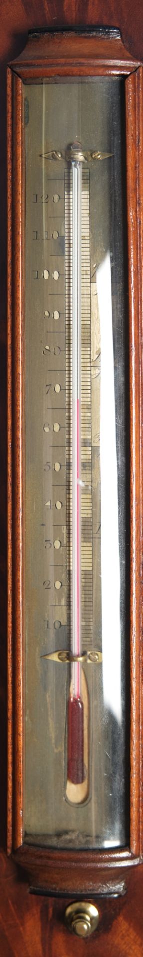 Barometer, England, 19. Jh., Mahagoni, mit Sprenggiebel und bekrönender Ziervase aus Messing, bezei - Image 3 of 3