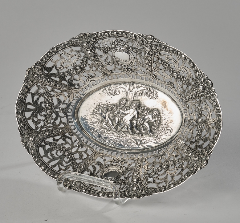 Amorettenkorb, Silber 800, oval, à jour gearbeitet, Spiegel mit Amorettenszene im Relief, 5 x 24.8