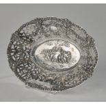 Amorettenkorb, Silber 800, oval, à jour gearbeitet, Spiegel mit Amorettenszene im Relief, 5 x 24.8