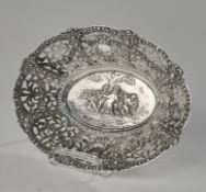 Amorettenkorb, Silber 800, oval, à jour gearbeitet, Spiegel mit Amorettenszene im Relief, 5 x 24.8 