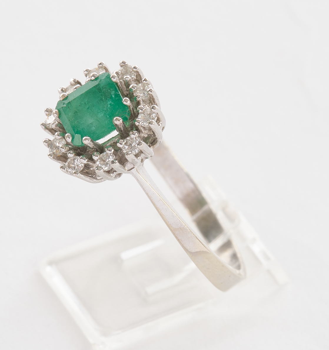 Smaragdring, GG 585, 10 Brillanten zus. ca. 0.25 ct., 1 rechteckiger Smaragd, 3.4 g, RM 20 - Image 2 of 3
