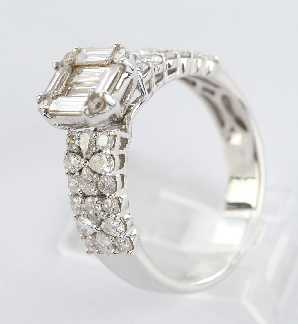 Ring, WG 750, Brillanten und Diamanten zus. ca. 2.45 ct., G-H, etwa tw/vs-si - Image 2 of 3