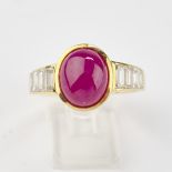 Ring, GG 750, 1 Rubin-Cabochon ca. 4.9 ct., 6 Diamanten zus. ca. 1.0 ct., etwa tw/if, Baguetteschli