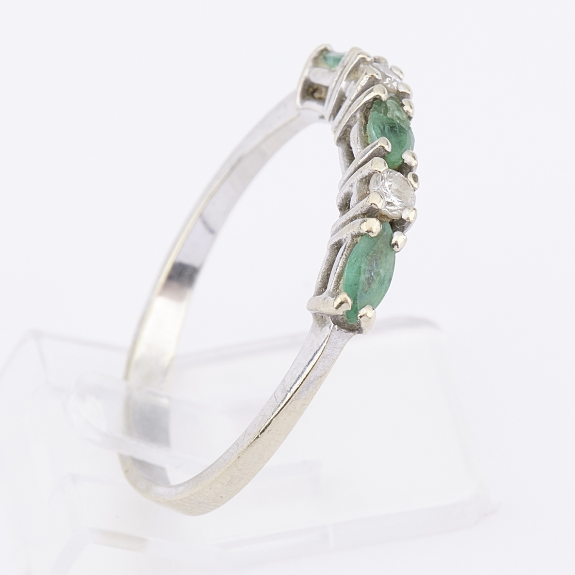Ring, WG 585, 3 Smaragde, 2 Brillanten ca. 0.06 ct., ca. 1.73 g, RM 14 - Image 2 of 3