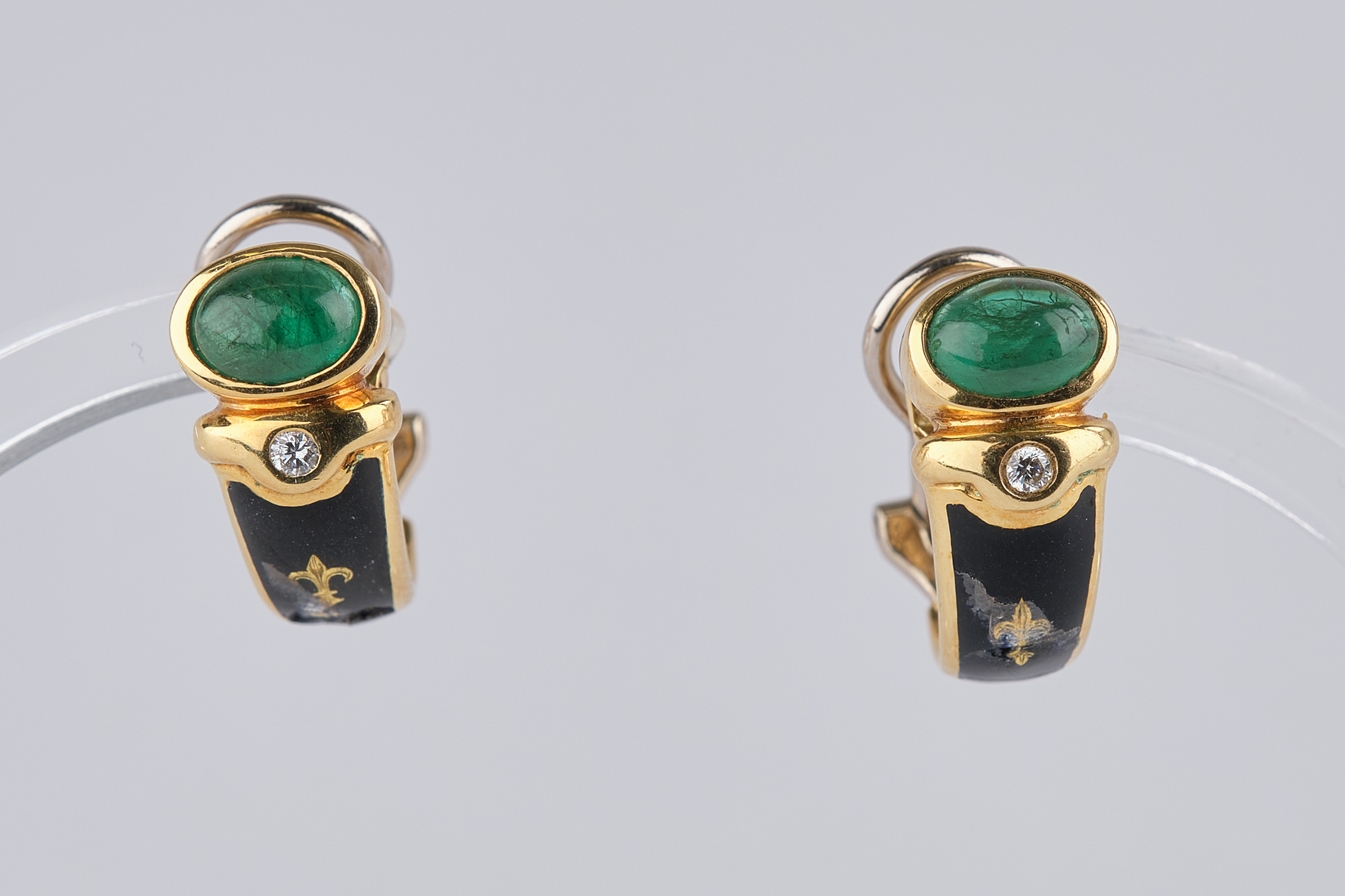 Paar Fabergé Ohrringe, GG 750, mit je einem ovalen Smaragd-Cabochon zus. ca. 2.30 ct., sowie einem