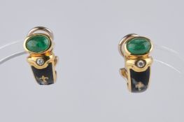 Paar Fabergé Ohrringe, GG 750, mit je einem ovalen Smaragd-Cabochon zus. ca. 2.30 ct., sowie einem 