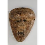 Maske, "kasangu", Salampasu, Kongo, Afrika, Holz, braun patiniert, dreiseitige Grundform mit vorgew