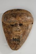 Maske, "kasangu", Salampasu, Kongo, Afrika, Holz, braun patiniert, dreiseitige Grundform mit vorgew