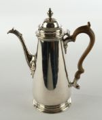 Kaffeekanne, Silber 925, London, 1751, konisches, glattes Gefäß auf getrepptem Rundfuß, Ausguss mit