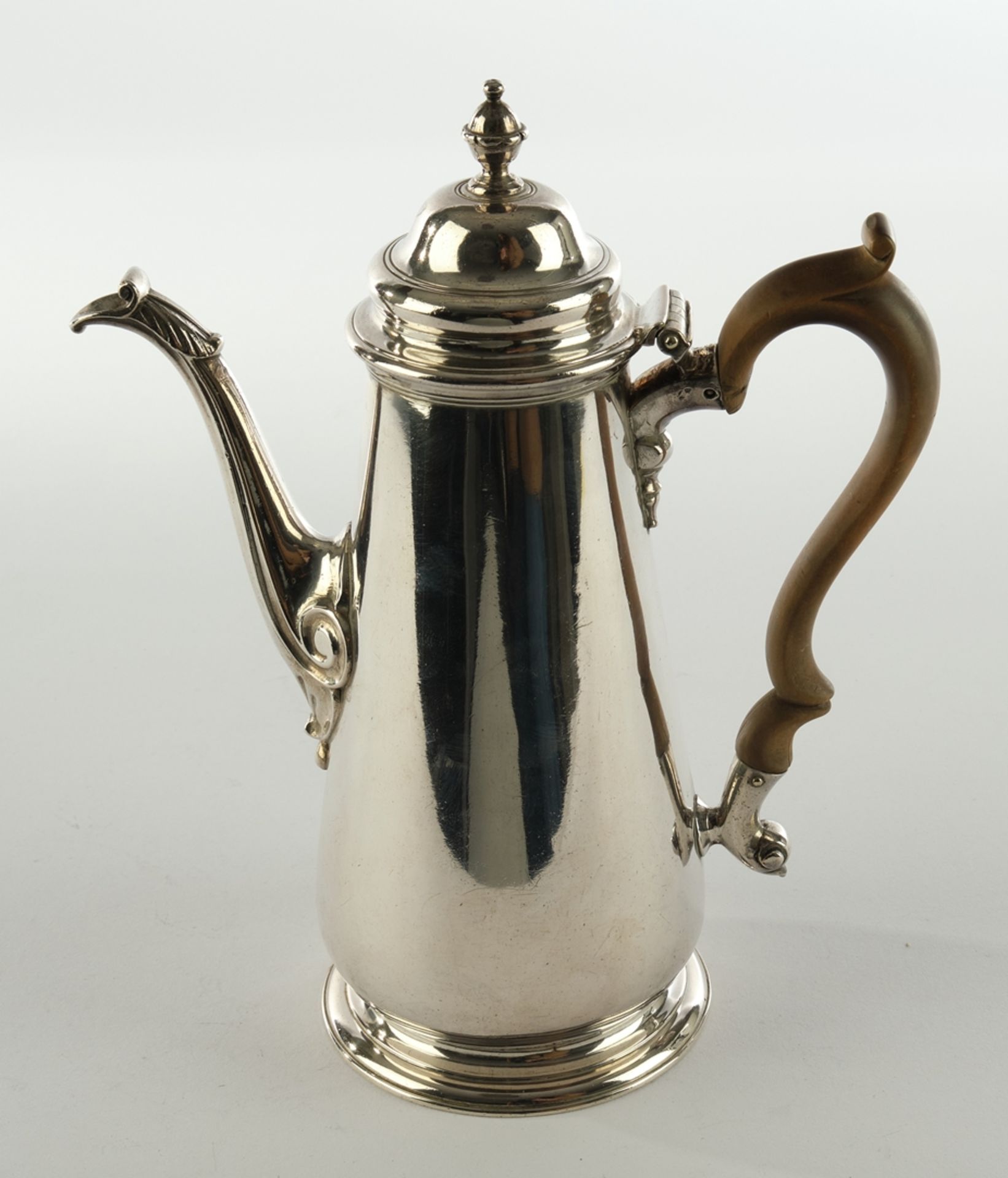 Kaffeekanne, Silber 925, London, 1751, konisches, glattes Gefäß auf getrepptem Rundfuß, Ausguss mit