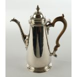 Kaffeekanne, Silber 925, London, 1751, konisches, glattes Gefäß auf getrepptem Rundfuß, Ausguss mit